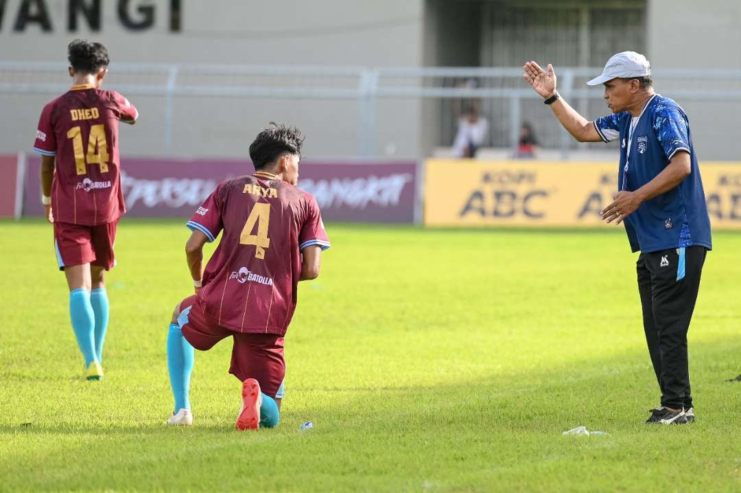 Pelatih Persewangi Alex Saununu sedang memberikan instruksi pada pemainnya (Foto: Istimewa)