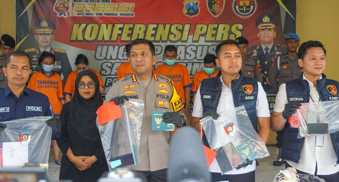 Kapolresta Sidoarjo saat tunjukan barang bukti paspor (foto :Aini/Ngopibareng.id)