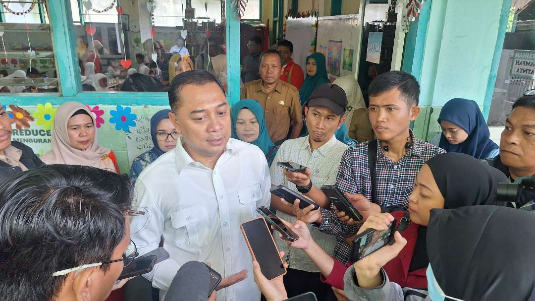 Walikota Surabaya Eri Cahyadi usai meninjau uji coba pelaksanaan Makan Bergizi Gratis (MBG) di SD Taquma, Wonocolo, Senin 13 Januari 2025. (Foto: Julianus Palermo/Ngopibareng.id)