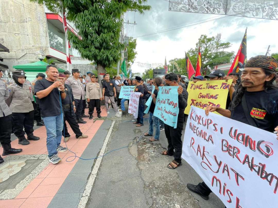 Puluhan massa yang tergabung dalam Gerakan Pembaharuan Indonesia (GPI) menggelar aksi di Kejaksaan Negeri (Kejari) Blitar. (Foto: Choirul Anam/Ngopibareng.id)