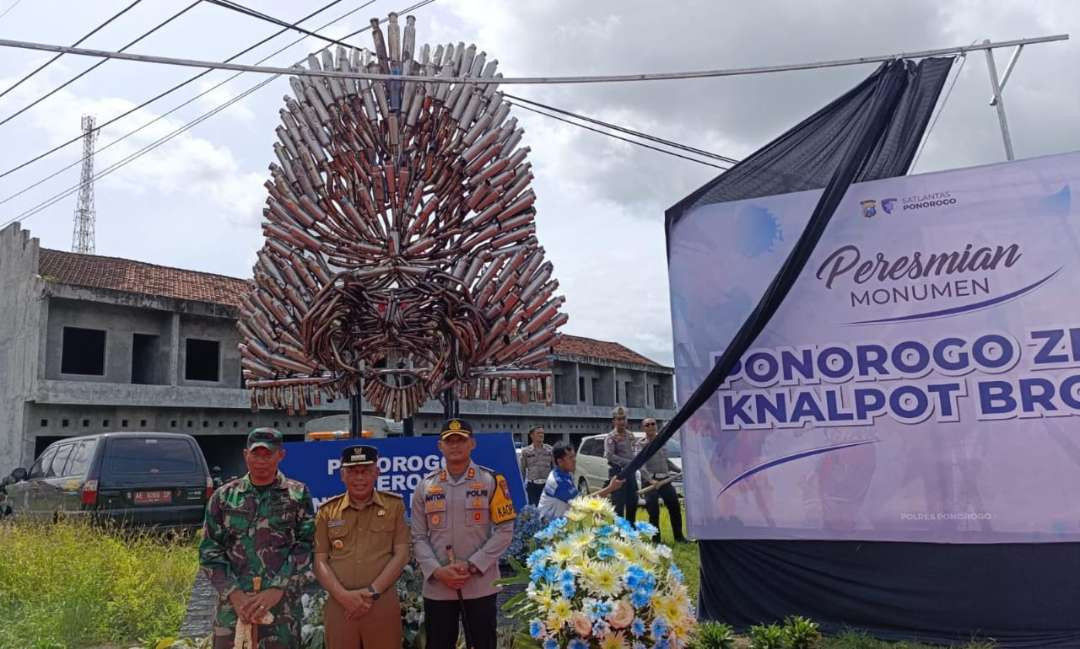 Patung Reog yang terbuat dari ratusan knalpot brong hasil sitaan Polres Ponorogo (Foto: Tova Pradana/ngopibareng.id)