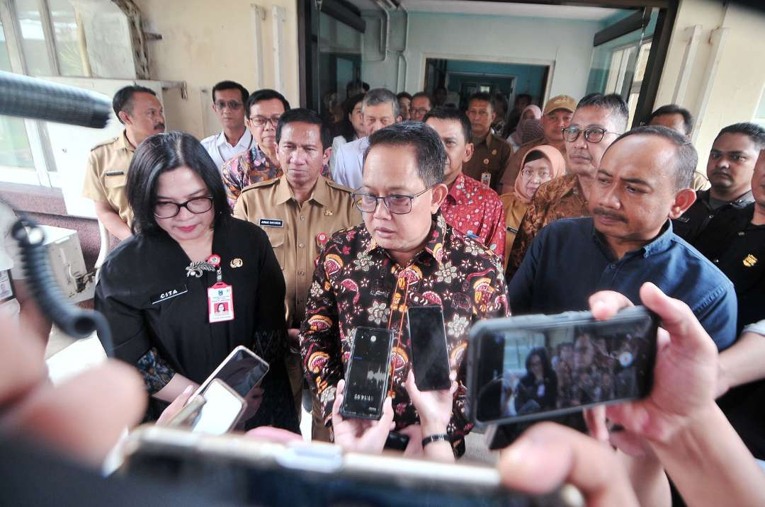 Pj Gubernur Jatim, Adhy Karyono usai proses pemulangan bayi kembar siam di RSUD Dr Soetomo, Surabaya, Senin 13 Januari 2025. (Foto: Istimewa)