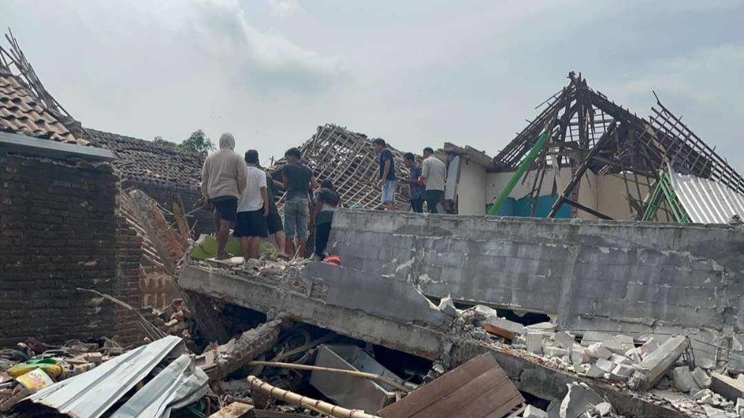 Rumah anggota polisi yang meledak hancur. (Foto Deni Lukmantara/Ngopibareng)