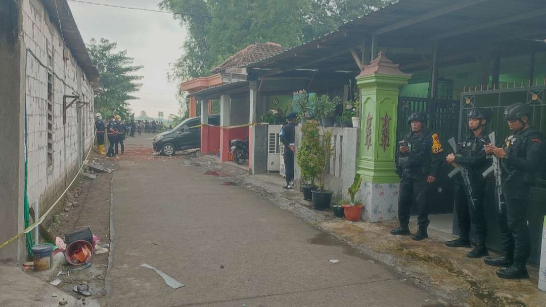 Tim Gegana Polda Jatim di Lokasi ledakan rumah polisi. (Foto Deni Lukmantara/Ngopibareng.id)