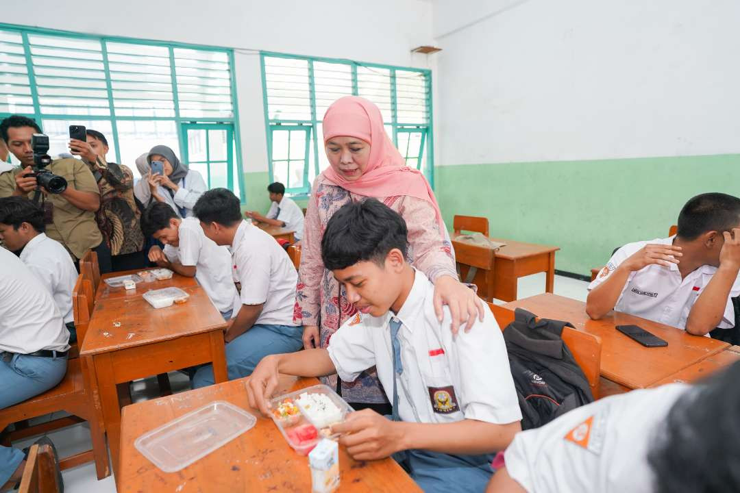 Khofifah Indar Parawansa meninjau pelaksanaan program Makan Bergizi Gratis di jenjang pendidikan menengah di Kota Surabaya, Senin, 13 Januari 2025. (Foto: Dok Khofifah IP)