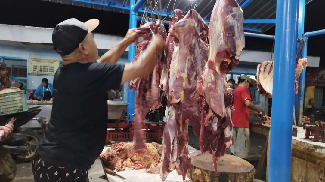 Pedagang daging sapi salah satu pasar di Banyuwangi (Foto: Muh Hujaini/Ngopibareng.id)