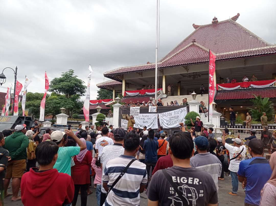 Warga saat melakukan unjuk rasa di depan Pendapa Bupati Jember menyikapinya kerusakan jalan (Foto: Rusdi/Ngopibareng.id)