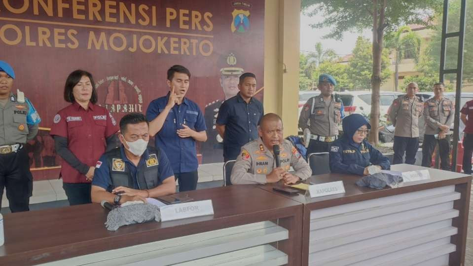 Konferensi pers ledakan rumah polisi di Mojokerto.(Foto: Deni Lukmantara/Ngopibareng.id)