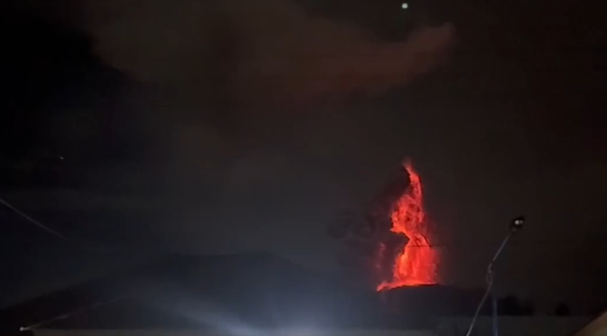 Gunung Ibu di Kabupaten Halmahera Barat, Maluku Utara, kembali erupsi pada Selasa, 14 Januari 2025, pukul 11.41 WIT. (Foto: dok.@Badan Geologi)