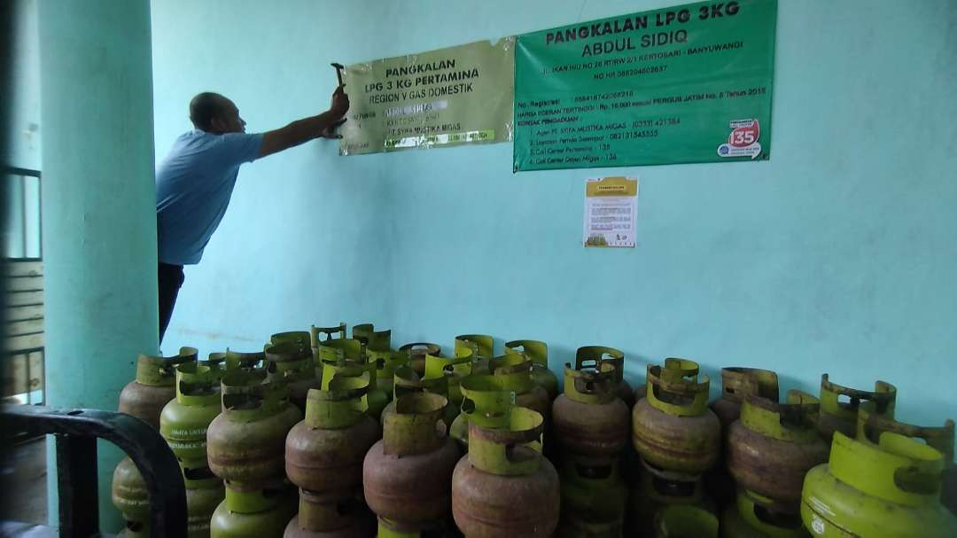 Pemilik pangkalan memasang plang harga baru yang akan berlaku mulai besok  (foto : Muh Hujaini/Ngopibareng.id)