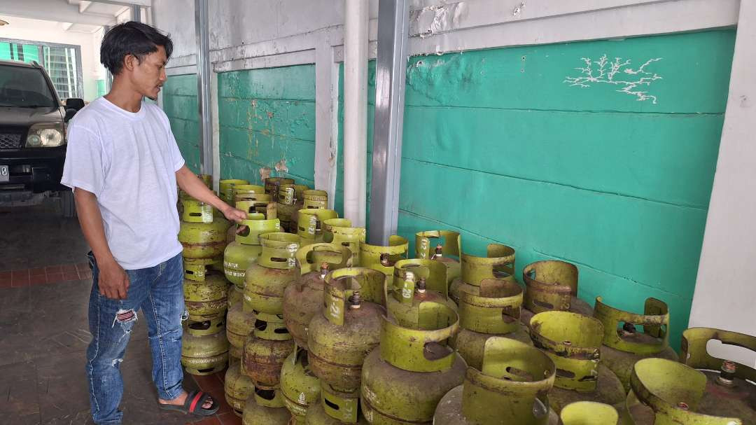 Salah seorang pegawai Pangkalan LPG 3 Kilogram, di Jalan Ambengan, Genteng, Surabaya saat meninjau stok tabung LPG 3 kilogram, Selasa 14 Januari 2025. (Foto: Julianus Palermo/Ngopibareng.id)