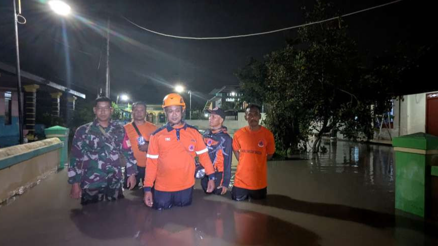 Luapan Sungai Mancaan di Desa/Kecamatan Jiwan, Kabupaten Madiun, Jawa Timur, Selasa malam 14 Januari 2025, menyebabkan puluhan rumah terdampak banjir.  (Foto: Istimewa)