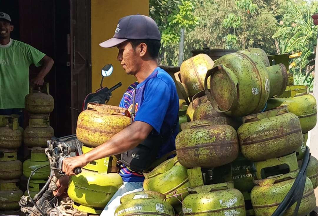 Pengecer saat membeli elpiji 3 kg di pangkalan untuk dijual kembali (Foto: Rusdi/Ngopibareng.id)