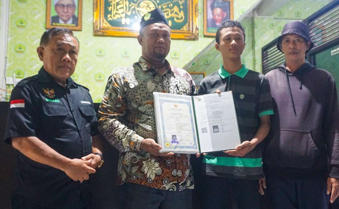 Haikal saat terima ijazah didampingi oleh orang tua dan Ketua Baznas Sidoarjo (Foto: Aini/Ngopibareng.id)