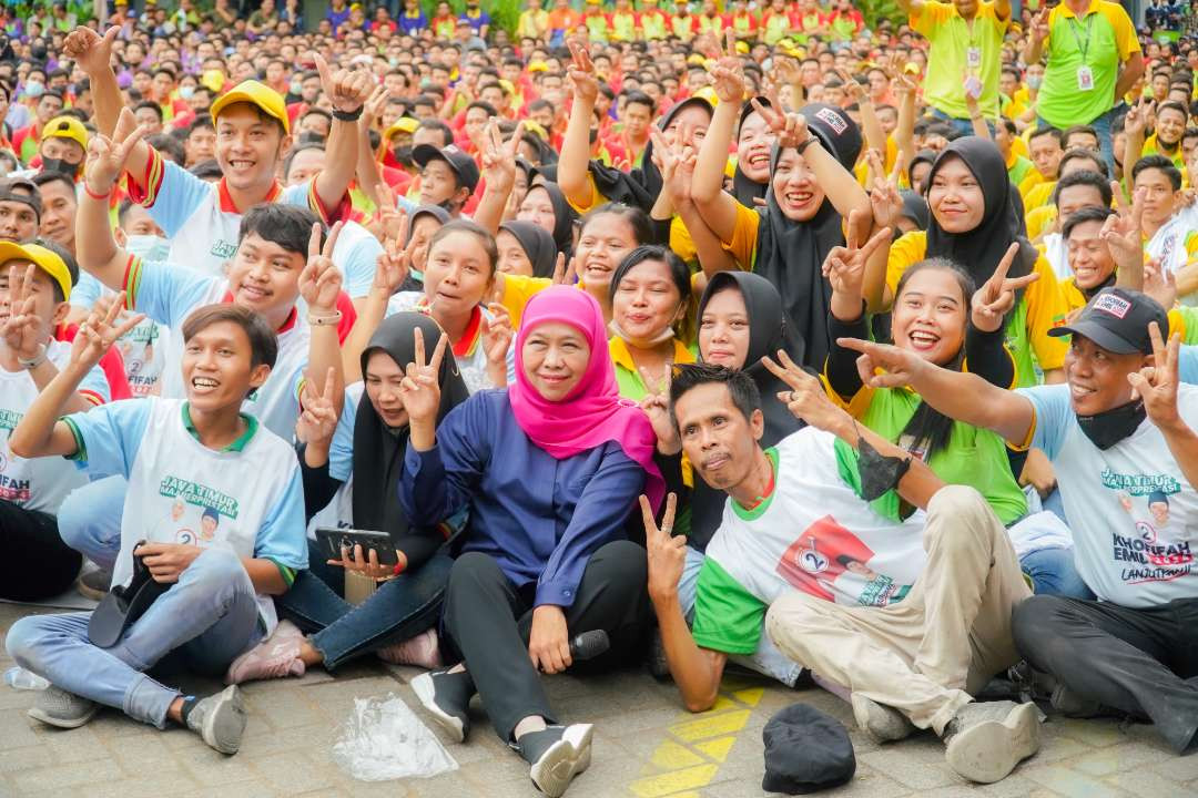 Gubernur Jawa Timur terpilih, Khofifah Indar Parawansa bersama para pekerja dalam sebuah kesempatan. (Foto:Istimewa)