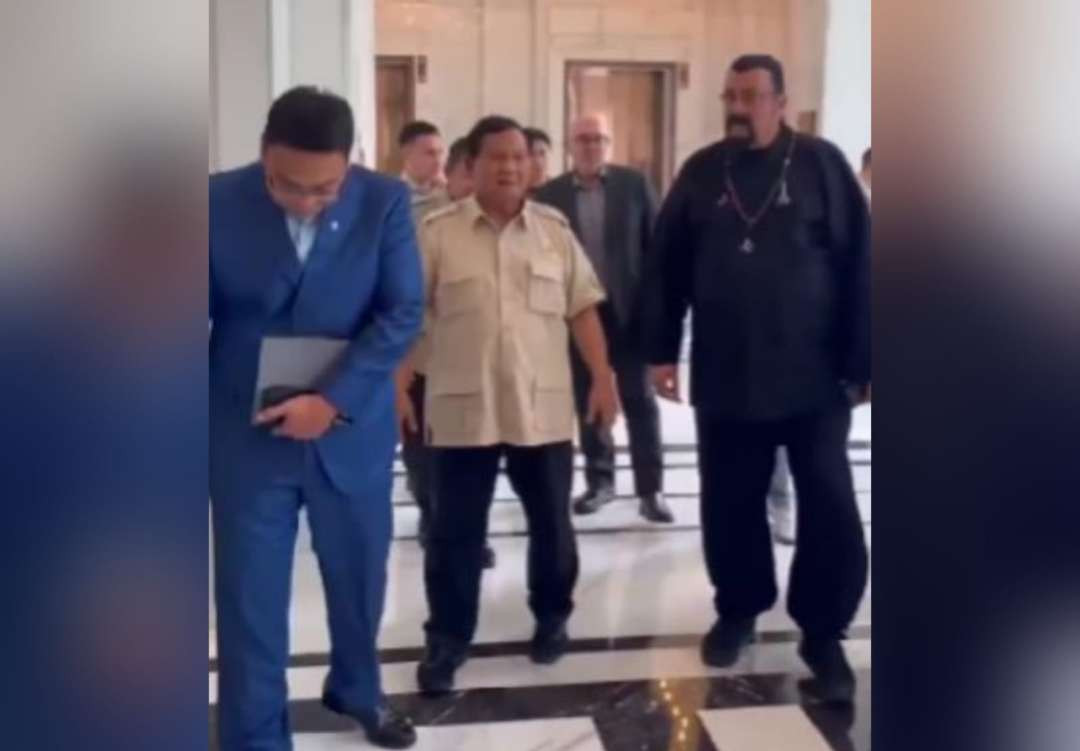 Presiden ke 8 RI, Prabowo Subianto bertemu aktor laga asal Amerika Serikat, Steven Seagal, yang sedang berkunjung ke Indonesia. (Foto: Instagram @2.prabowo)