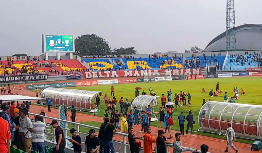 Kericuhan saat laga Deltras VS Persibo, Sabtu 11 Januari 2025 (Foto : Aini/Ngopibareng.id)