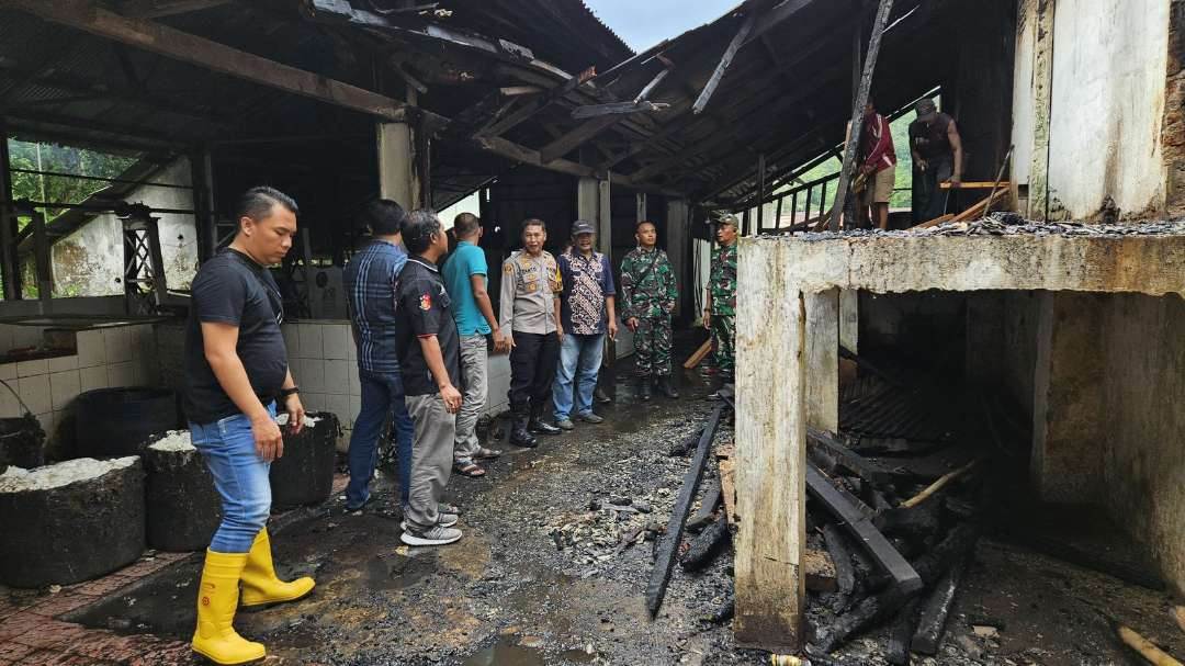 Anggota Polsek Tanggul saat melakukan olah TKP (Foto: Dokumentasi Polsek Tanggul)