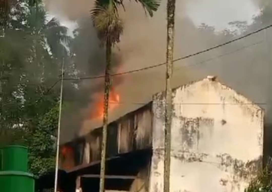 Ruang pengasapan karet PDP Kahyangan Jember terbakar (Foto: tangkap layar video)