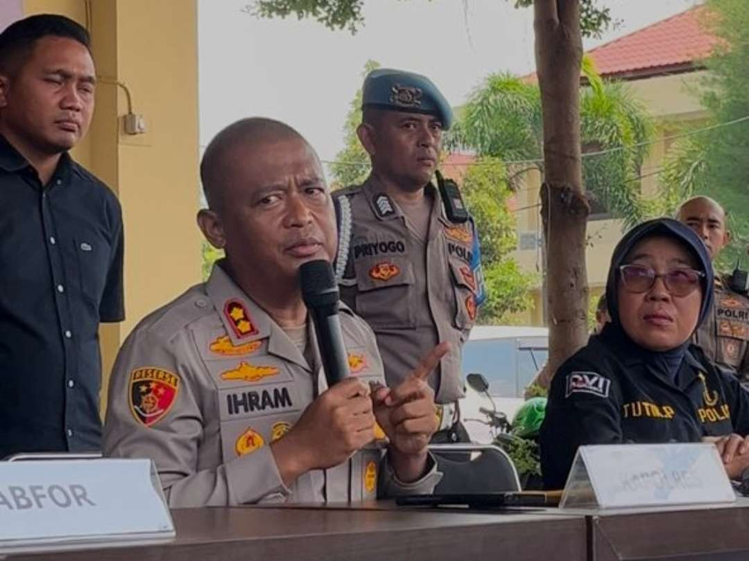 Konferensi pers ledakan rumah anggota polisi di Mojokerto.(Foto: Deni Lukmantara/Ngopibareng.id)