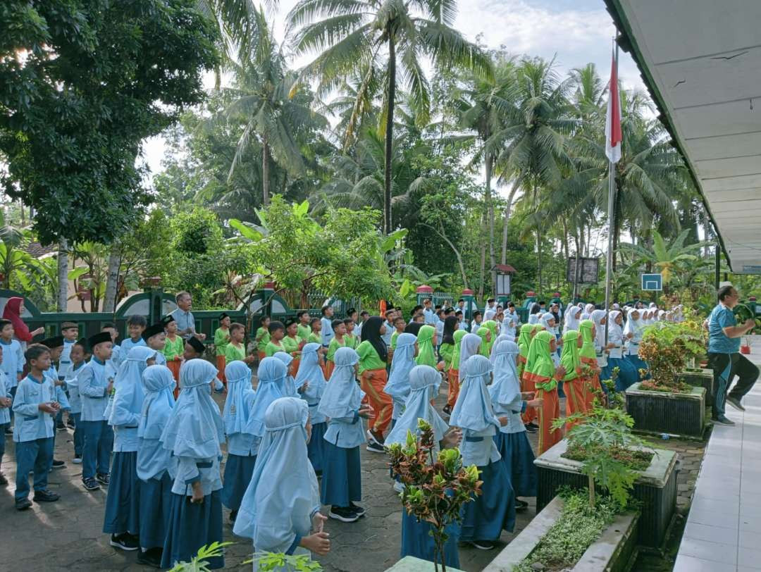 Madrasah Ibtidaiyah Negeri (MIN) 2 Kulon Progo, DI Yogyakarta, melaksanakan Senam Anak Indonesia Hebat, pada Jumat 10 Januari 2025. (Foto: Kemenag Kulon Progo)