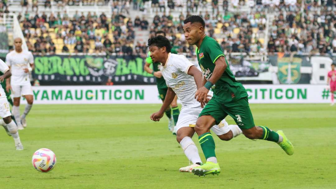 Pemain Persebaya, Ardi Idrus, bisa memperkuat tim melawan Malut United usai menjalani sanksi. (Foto: Fariz Yarbo/Ngopibareng.id)