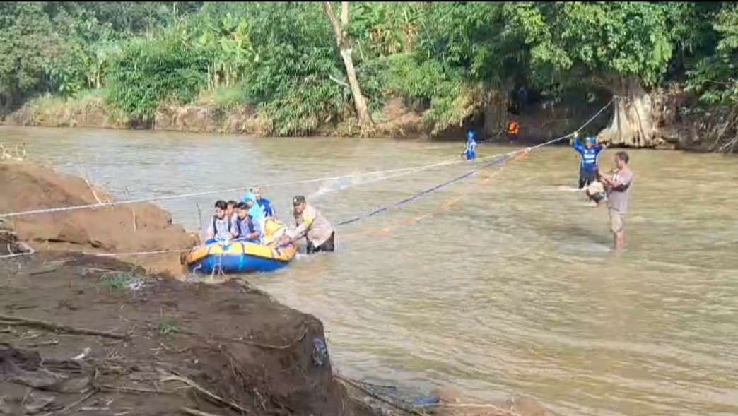 Siswa yang berasal dari Desa Mulyorejo berangkat ke sekolah naik perahu karet. (Foto: Dok Baret Nasdem Jember)