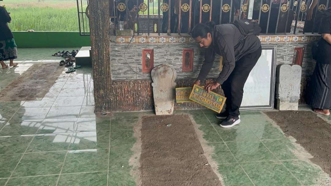 Pembongkaran makam palsu di area Situs Kumitir Mojokerto, Jawa Timur. (Foto Deni Lukmantara/Ngopibareng.id)