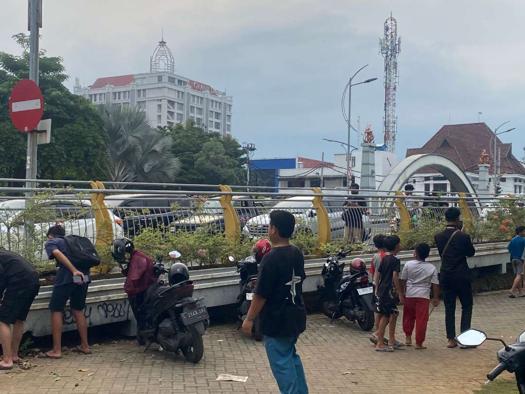 Sejumlah warga sedang mencari-cari Koin Jagat di Taman Ujung Galuh, Ngagel, Surabaya. (Foto: Julianus Palermo/Ngopibareng.id)