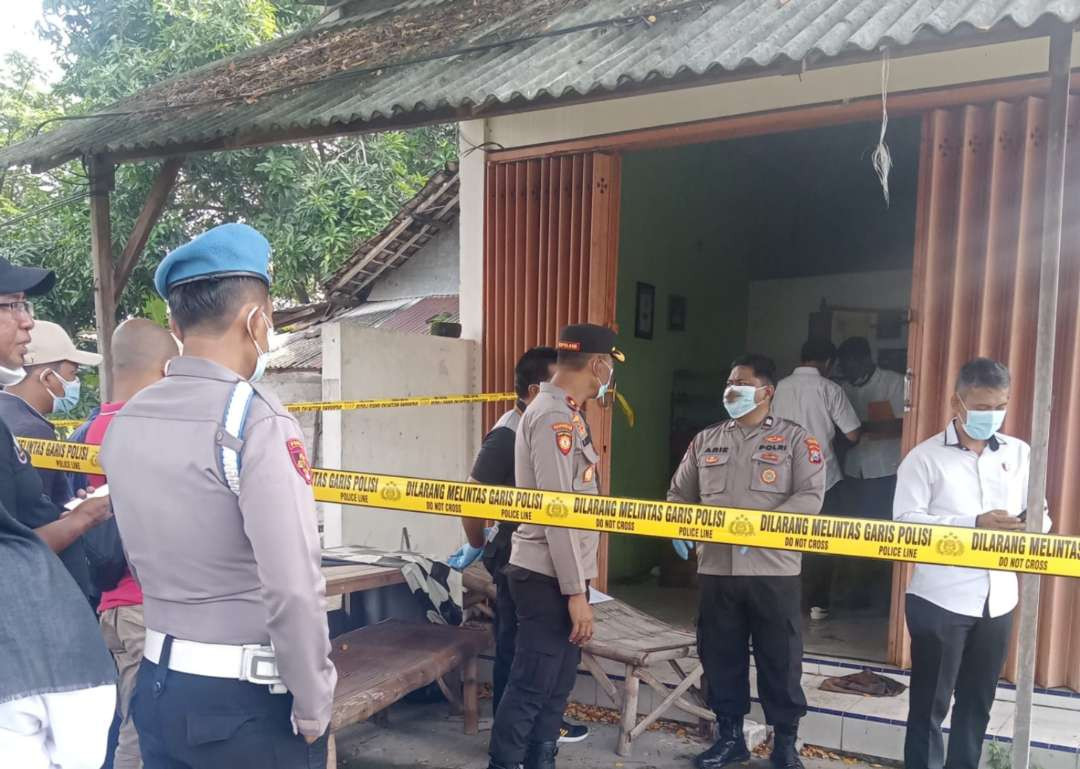 Polisi sedang menyelidiki warung kopi tempat ditemukan mayat (Foto : Imron Rosidi/Ngopibareng.id)