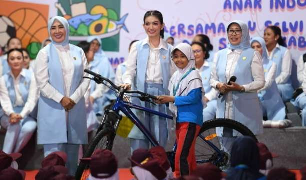 Ibu-ibu yang tergabung dalam Seruni KMP memberikan hadiah sepeda untuk siswa yang bisa menyebut 7 kebiasaan anak hebat Indonesia. (Foto: Istimewa)