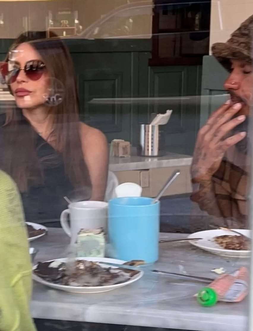 Sofia Vergara tampak tak menyentuh makanannya karena asyik ngobrol. (Foto: Istimewa)