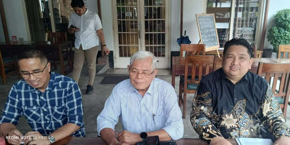 Dari kiri: Perwakilan sekaligus anak Lorienna Noviati, Arta Syah, saksi ahli Prof. Dr. Sadjijono S.H. M.Hum., Fabio Jokebed S.H. saat konferensi pers di Surabaya. (Foto: Fahrizal Arnas/Ngopibareng.id)