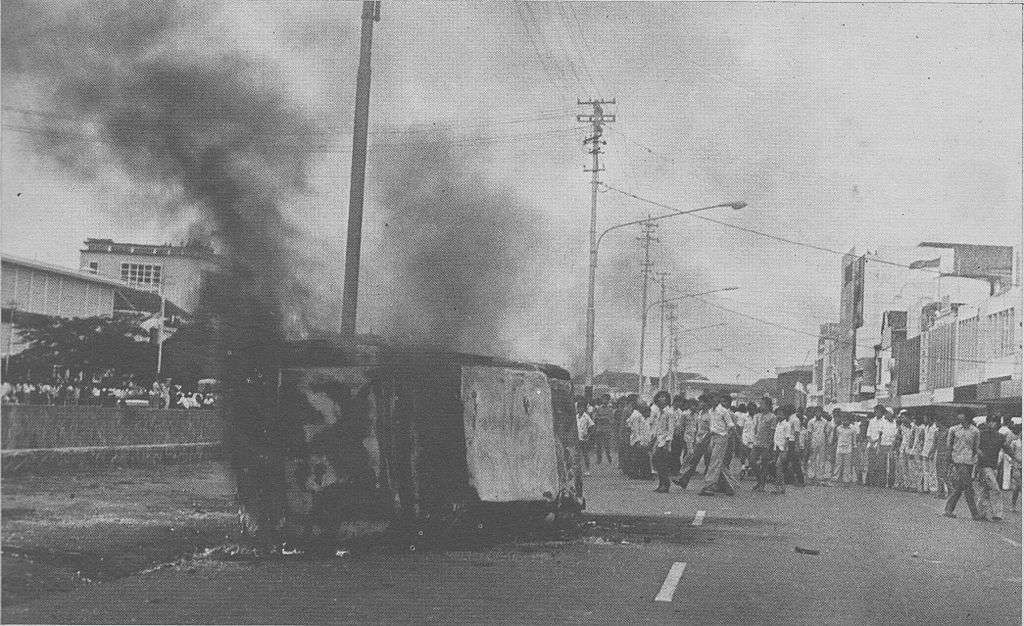 Peristiwa Malapetaka 15 Januari 1974 (Malari), aksi demo berakhir rusuh. (Foto: Istimewa)