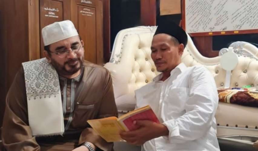 KH Ahmad Bahauddin Nursalim alias Gus Baha bersama Habib Nabil Almusawa. Terus mengaji dan mutualaan kitab. (Foto:dok/ngopibareng.id)