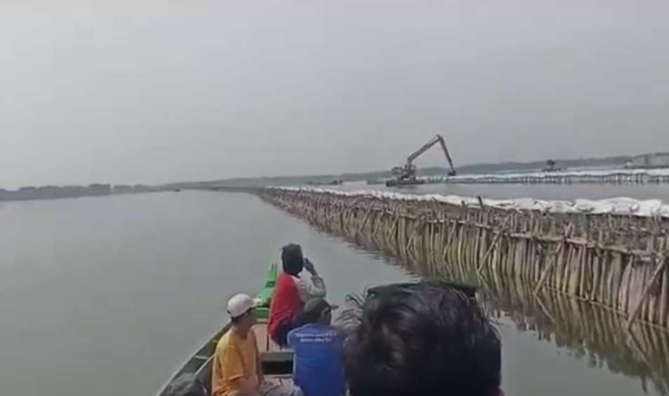 Pagar laut dan alat berat di pesisir Bekasi. (Foto: TikTok)