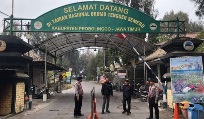 Pintu gerbang termasuk loket masuk ke kawasan Gunung Bromo di Desa Ngadisari ini diminta dipindah lebih ke bawah. (Foto: Ikhsan Mahmudi/Ngopibareng.id)