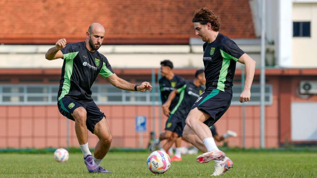 Pemain Persebaya saat melakukan latihan tim di Lapangan Thor, Surabaya. (Foto: Persebaya)