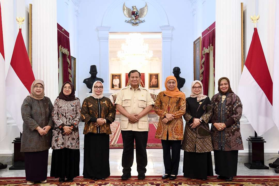 Ketua Umum Pimpinan Pusat (PP) Muslimat Nahdlatul Ulama (NU), Khofifah Indar Parawansa (tiga dari kanan), bersama jajaran pengurus dan panitia Kongres Muslimat NU silaturahmi dengan Presiden RI Prabowo Subianto di Istana Merdeka, Jakarta, Selasa 14 Januari 2025. (Foto: Istimewa)