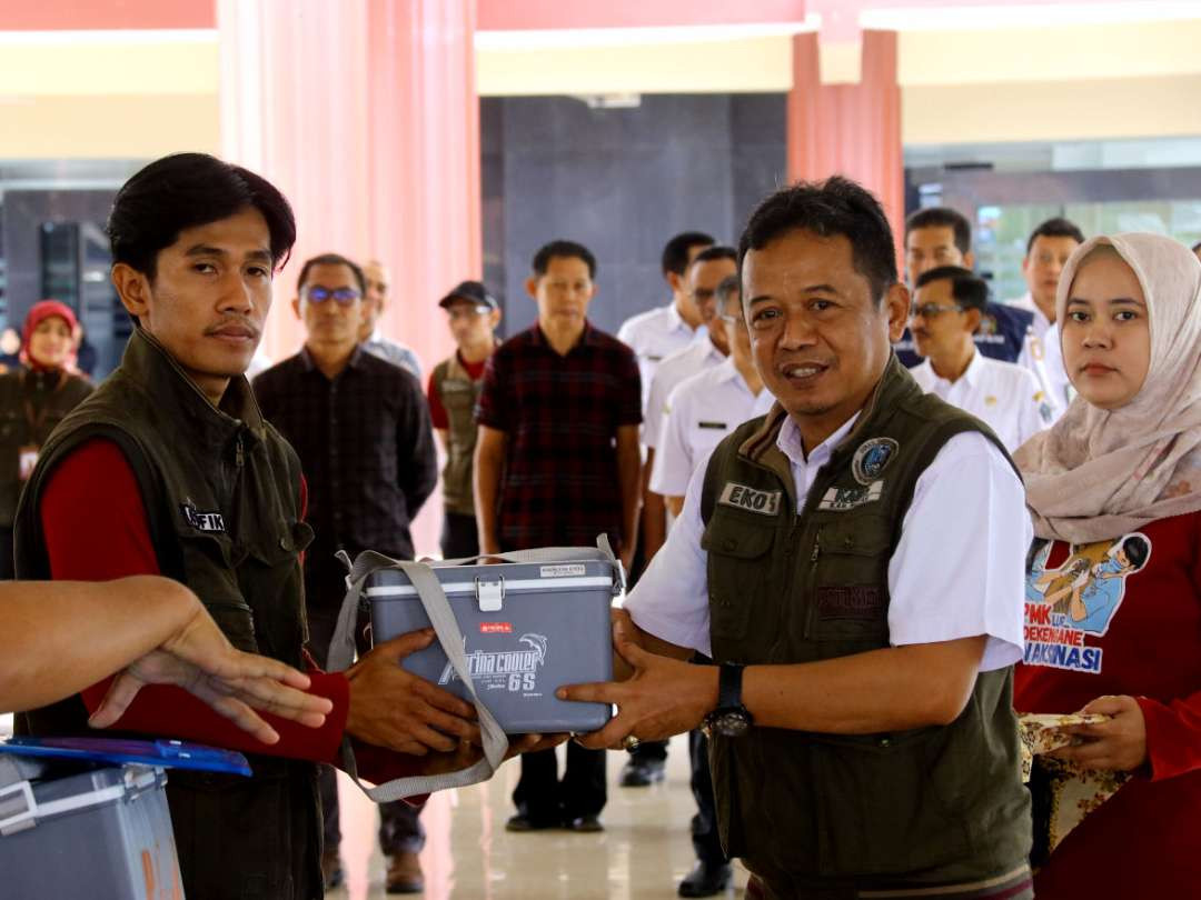 Kepala Dinas Peternakan dan Perikanan Kabupaten Blitar, Eko Susanto menerima droping vaksin PMK sebanyak 7.000 dosis. (Foto: Istimewa)