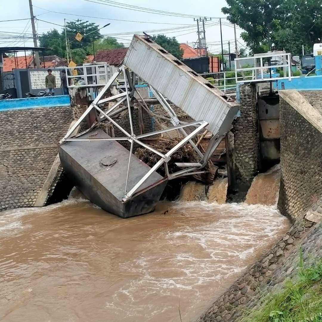 Dam Kelep di Kelurahan Pohsangit Kidul, Kota Probolinggo jebol akibat diterjang banjir. (Foto: Ikhsan Mahmudi/Ngopibareng.id)