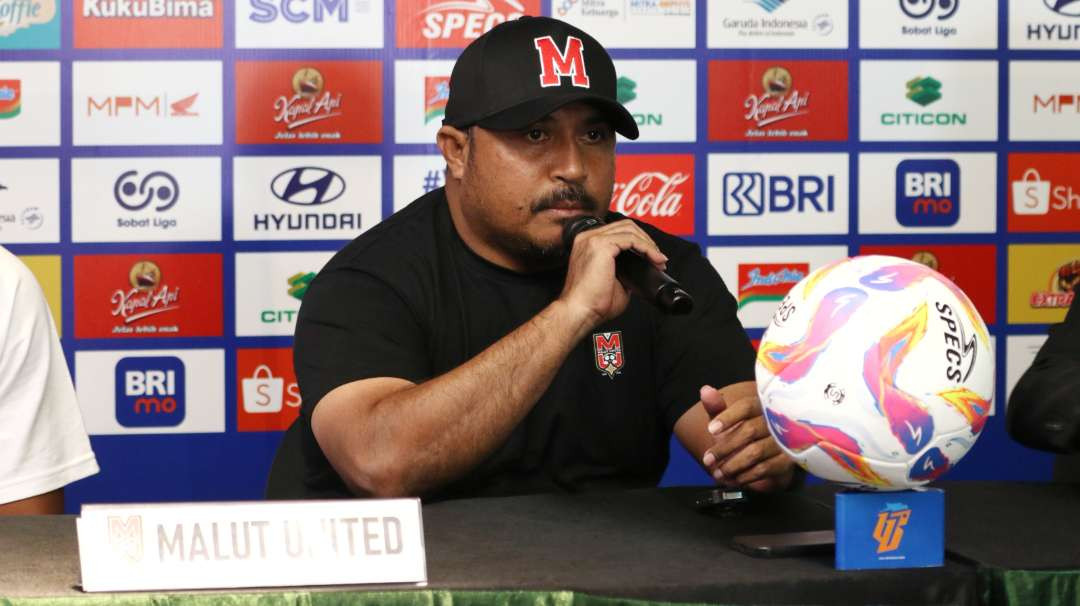 Pelatih Malut United, Imran Nahumarury, dalam pre match press conference di Surabaya, Kamis 16 Januari 2025. (Foto: Fariz Yarbo/Ngopibareng.id)