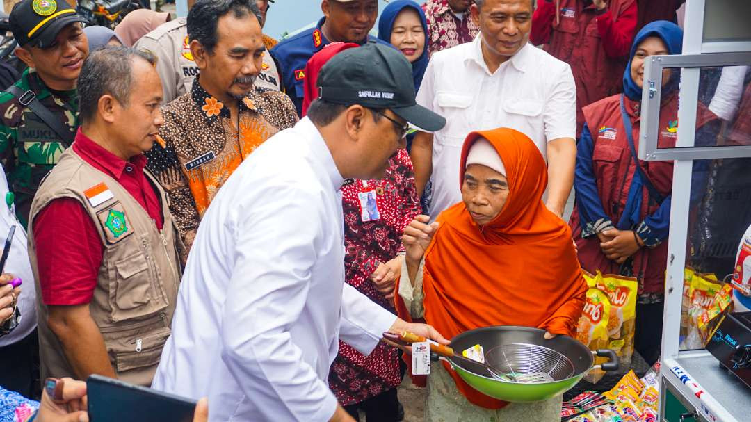 Mensos Gus Ipul serahkan bantuan gerobak dan alat usaha di Sidoarjo. (Foto: Aini/Ngopibareng.id)