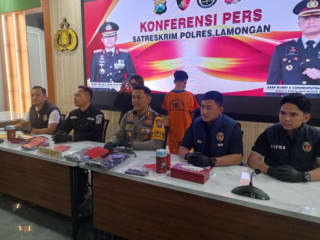 Kapolres Lamongan AKBP Bobby Condroputro didampingi Kasatreskrim.AKP Rizky AA. Kurniadi saat menjelaskan pengungkapan kasus pembunuhan siswi.SMK (Foto : Imron Rosidi/Ngopibareng.id).