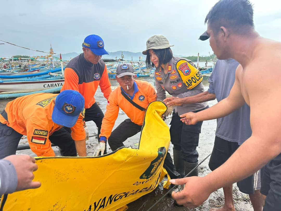 Kapolsek Ambulu, AKP Latifa Andika Nur Sabrina membantu proses evakuasi korban. (Foto: Dok. Polsek Ambulu)