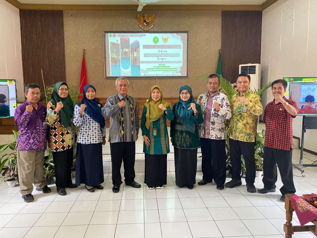 Dispendukcapil dan Pengadilan Agama Kelas IB Kota Kediri melakukan penandatanganan perjanjian kerja sama (PKS), Kamis, 16 Januari 2024. (Foto: Dok Pemkot Kediri)