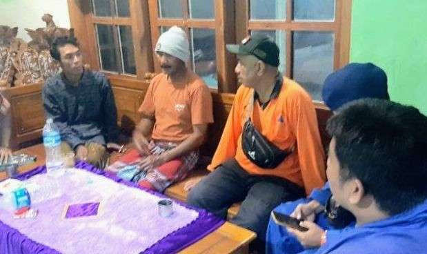 Anggora BPBD Situbondo berbincang dengan 4 pemancing ikan warga Panji Situbondo selamat dari kejadian perahu terbalik di laut.(Foto:Humas BPBD Situbondo)