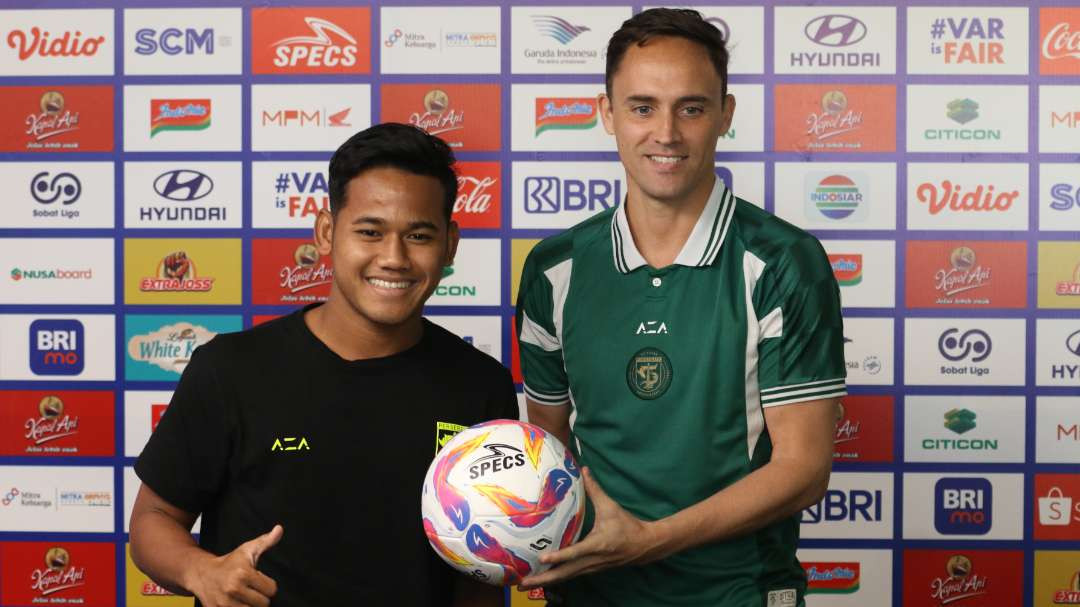 Pelatih Persebaya, Paul Munster bersama Toni Firmansyah saat pre match press conference di Surabaya, Kamis 16 Januari 2025. (Foto: Fariz Yarbo/Ngopibareng.id)