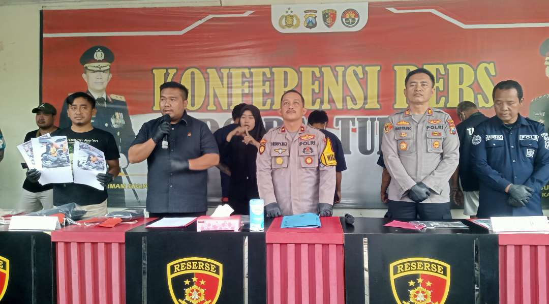 Satreskrim Polres menggelar konferensi pers pengungkapan kasus pencurian (dok. Khoirul Huda/Ngopibareng.id)