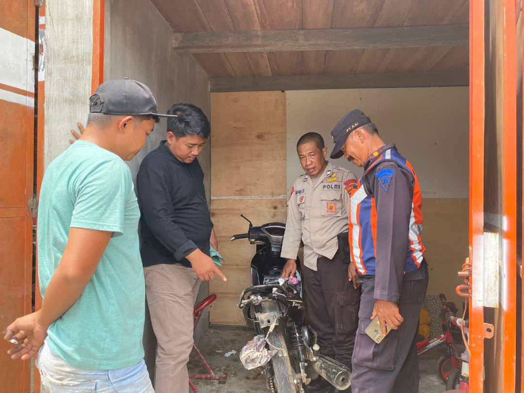 Sepeda motor korban milik As mengalami kerusakan pada bagian belakang (Foto: istimewa)